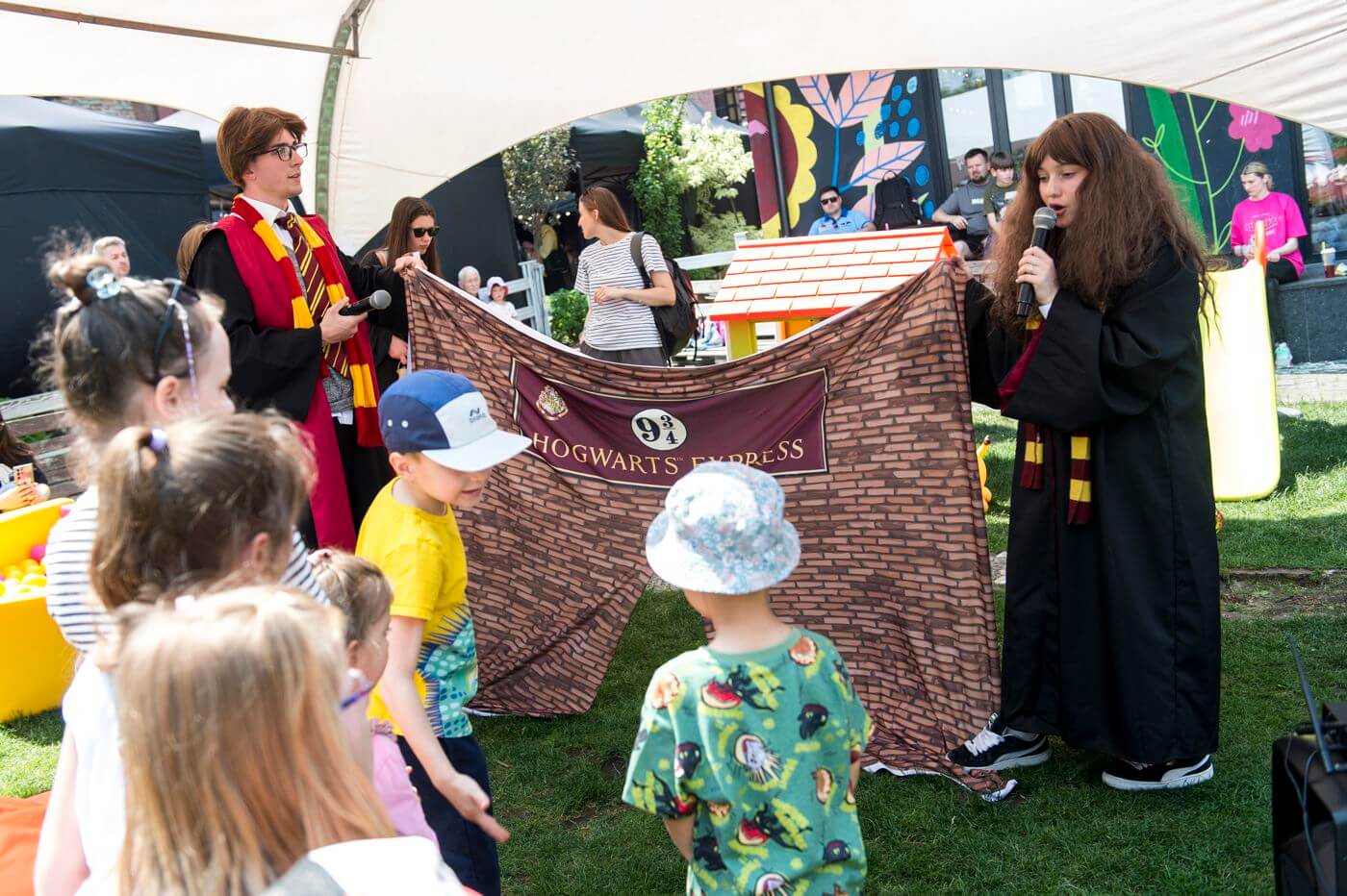 Аніматори Гаррі Поттер та Герміона проводжають дітей в Хогвардс