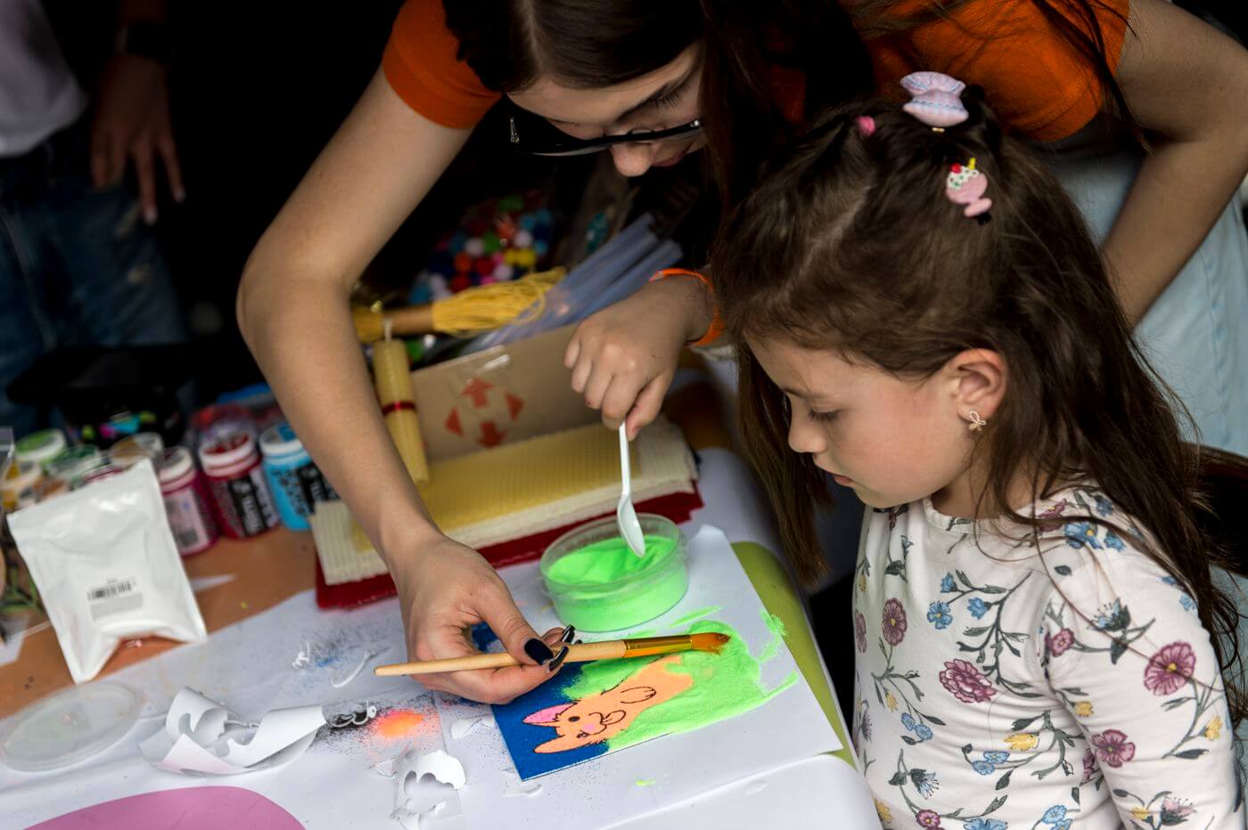 Дівчинка на майстеркласі малює кота