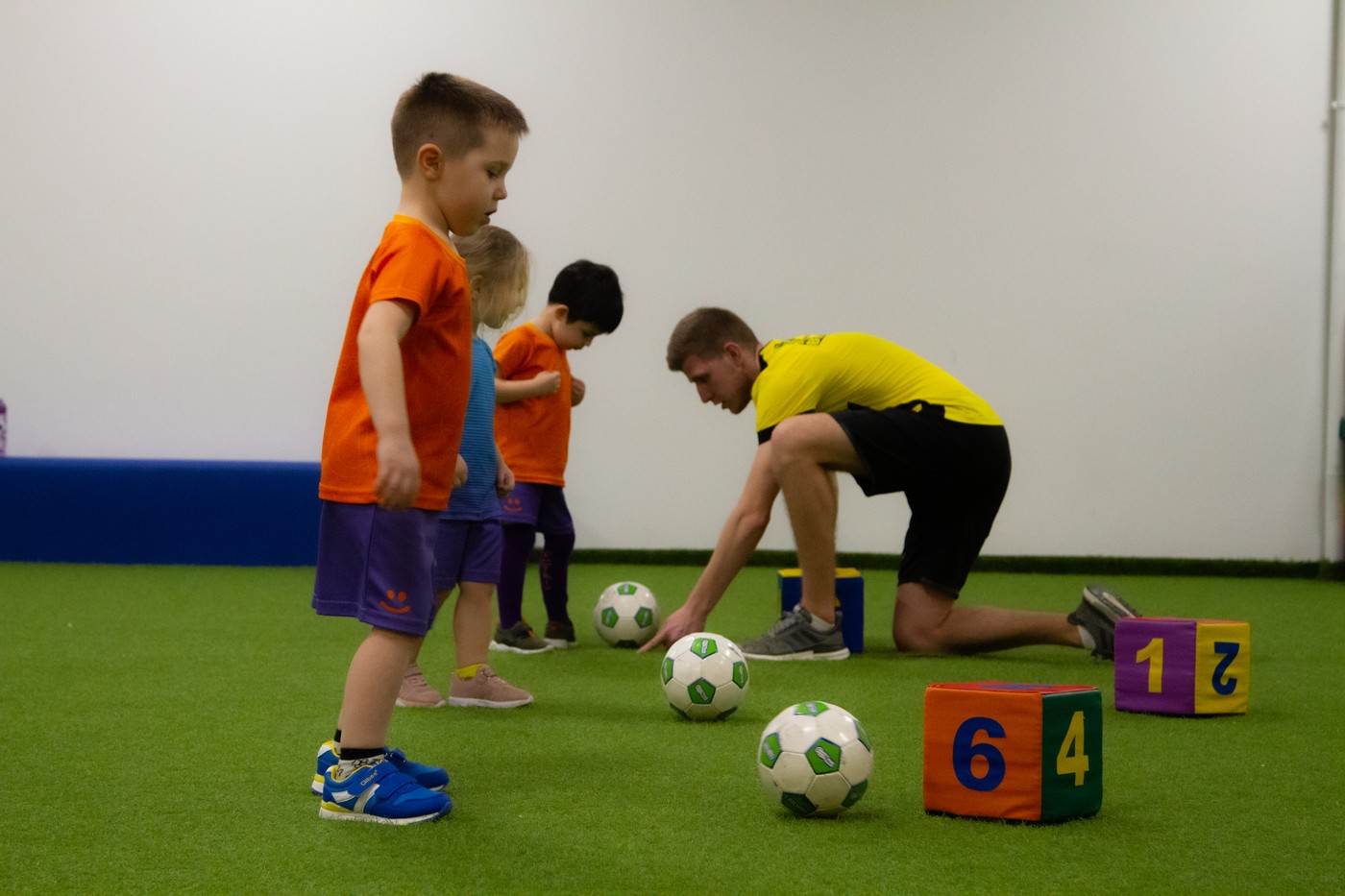 Розвиваючі заняття з футболу для дітей I LEOLAND