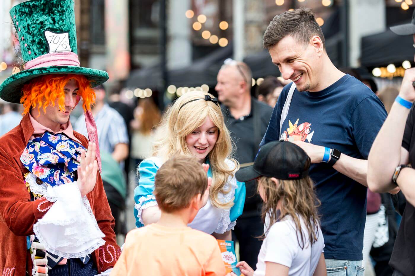 Аліса з дітьми на дитячому простірі від LEOLAND на Coffee, Books & Vintage Festival