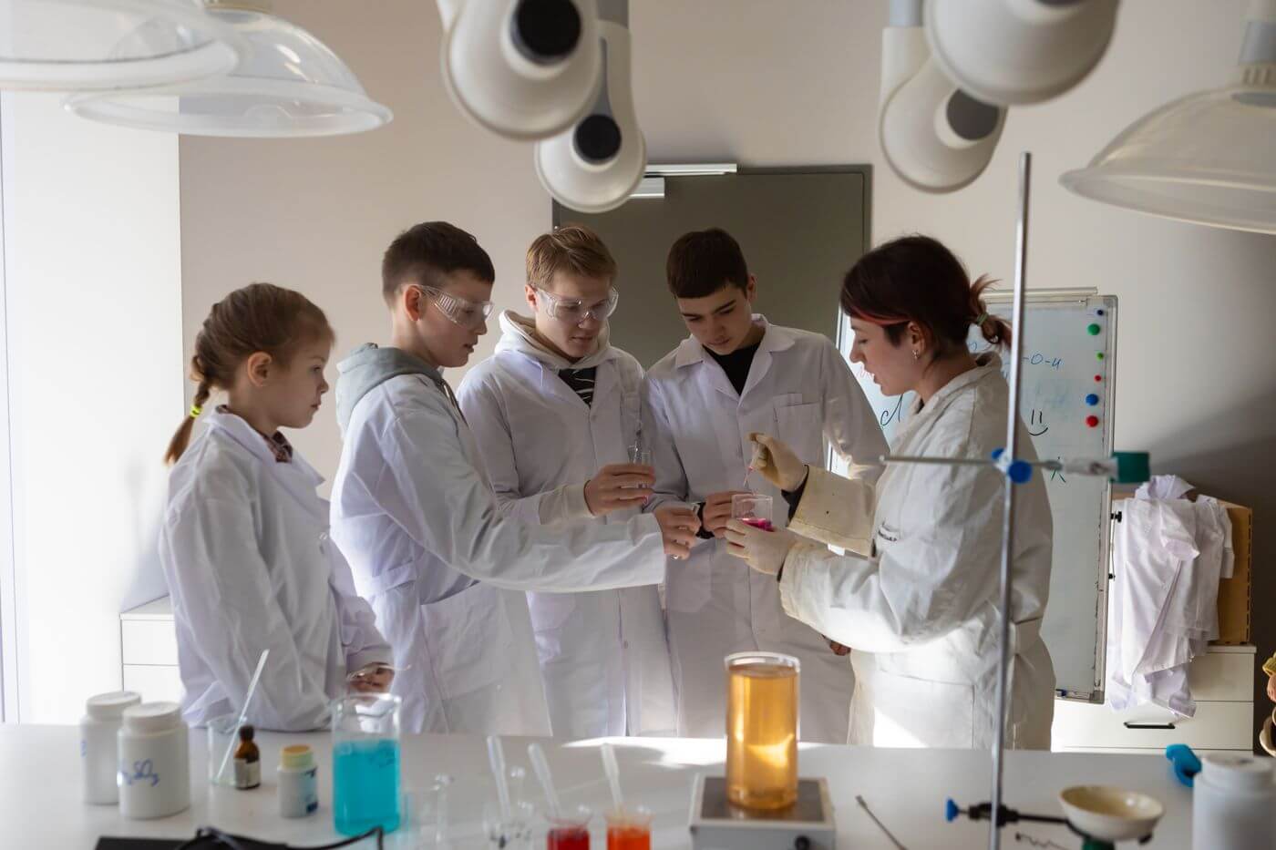 Хімічна лабораторія у UNI KIDS STEAM-просторі у Львові | LEOLAND