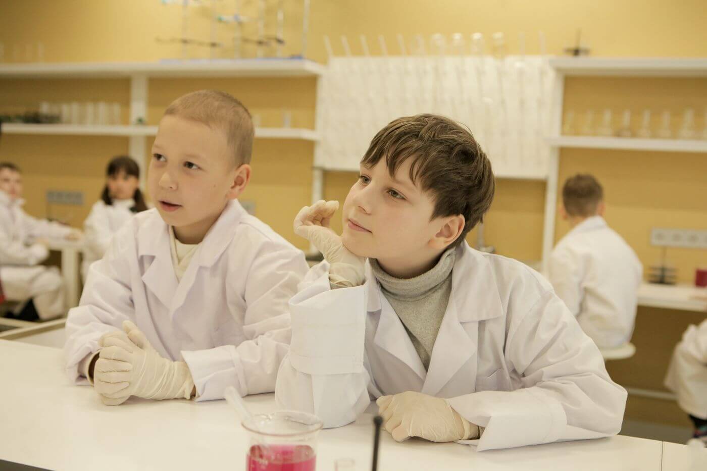 Діти навчаються проводити хімічні експерименти у лабораторії LEOLAND