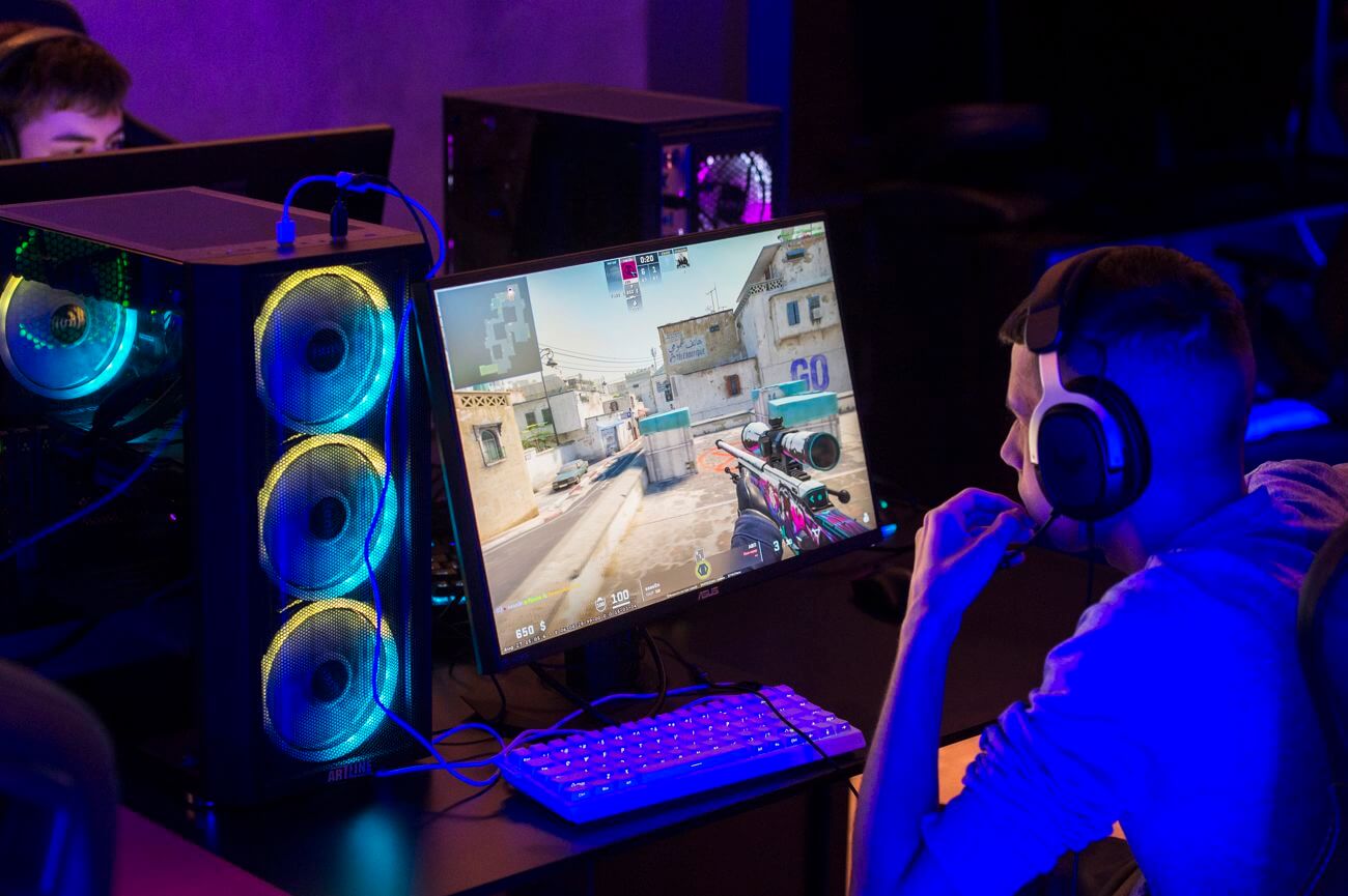 Геймер грає в Counter-Strike в кіберарені Skill point