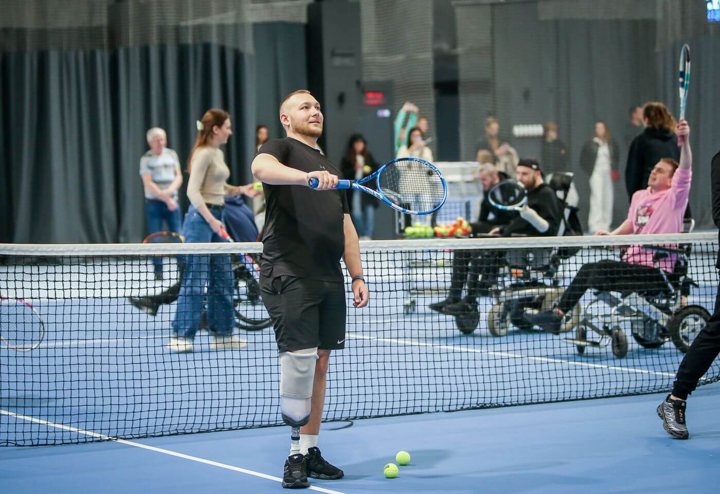 Тенісист з протезом ноги