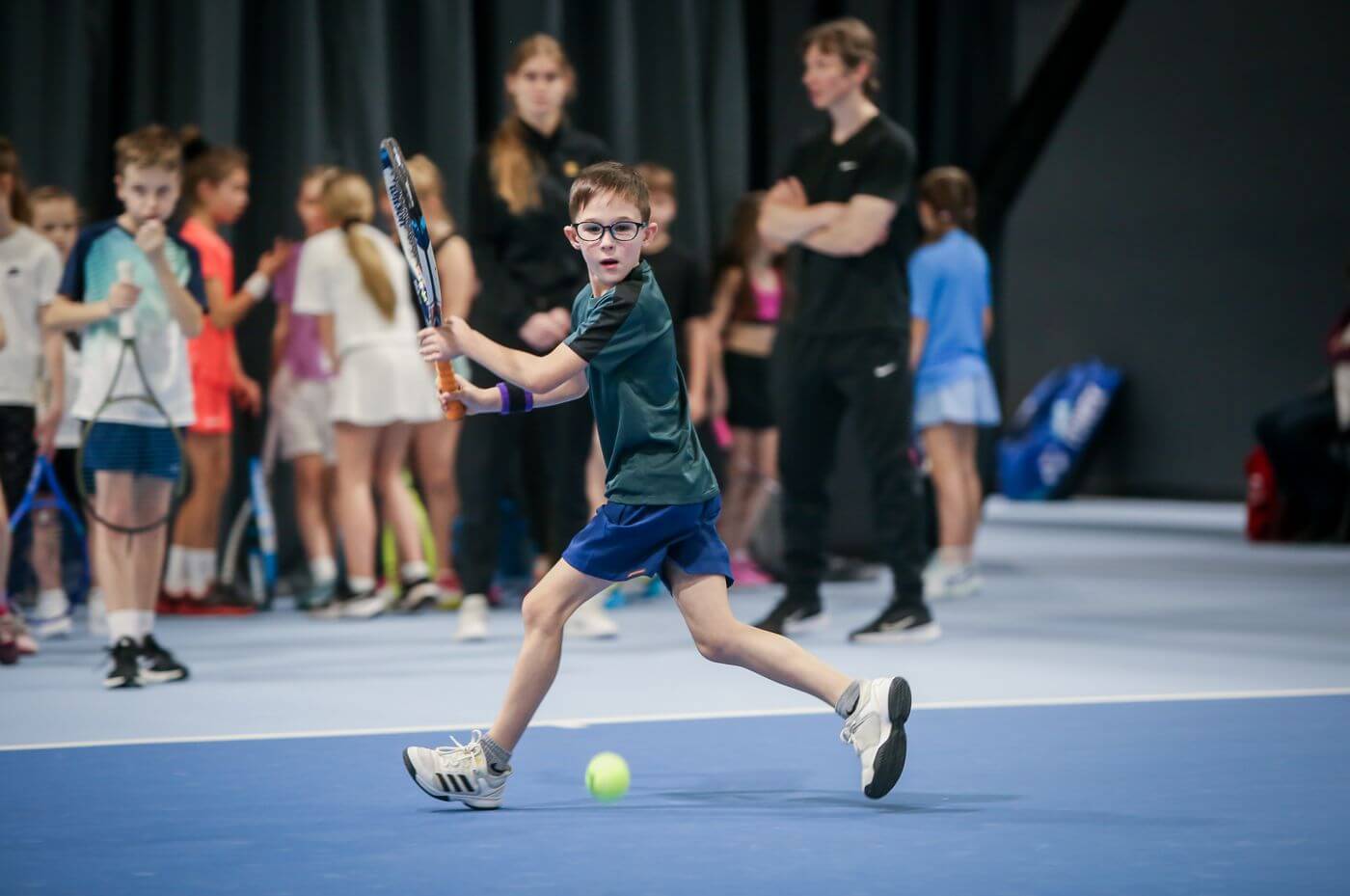 Хлопець іграє в теніс