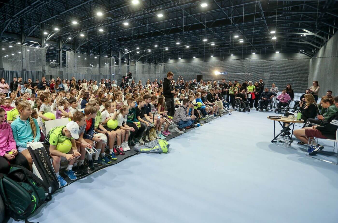 Діти задають питання тенісистам