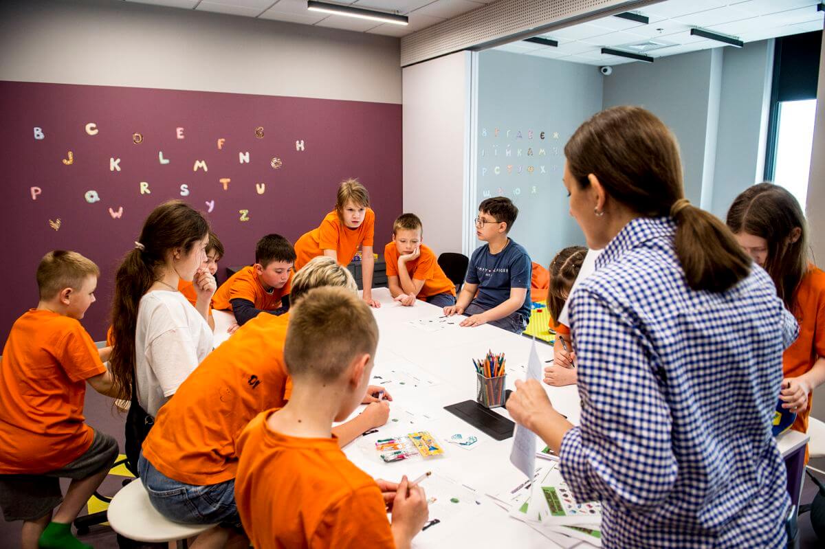 Діти та вчителька під час інтерактивного заняття