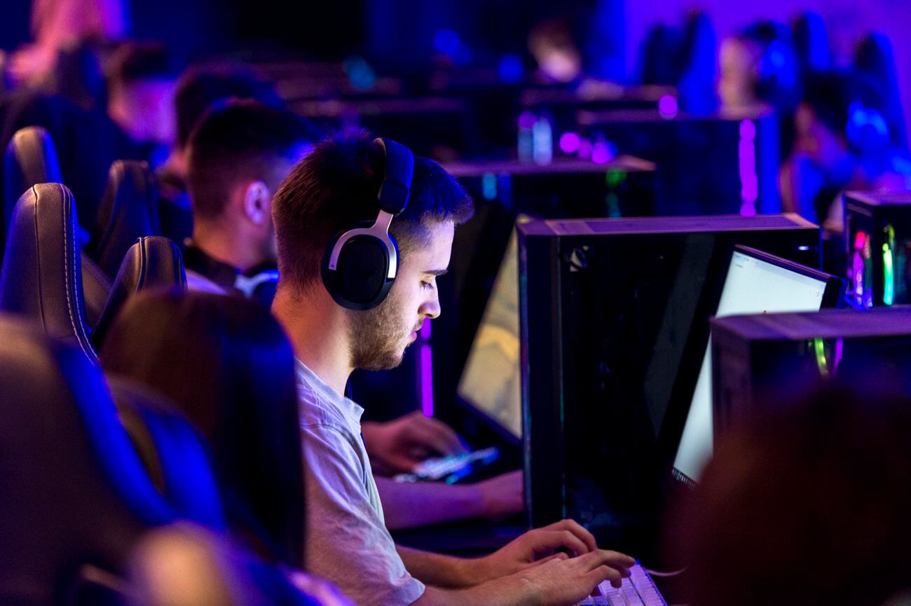 Змагання з комп’ютерної гри між командами у кіберарені Skill point