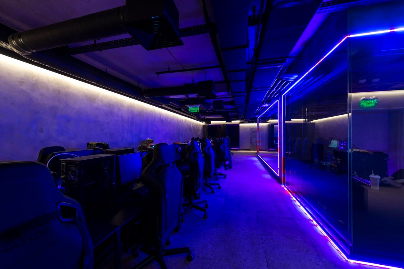 Сучасний дизайн кіберарени Skill point з неоновим підсвічуванням ігрових зон