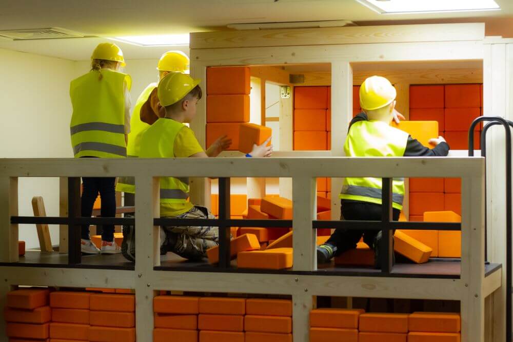 Діти в формі будівельника