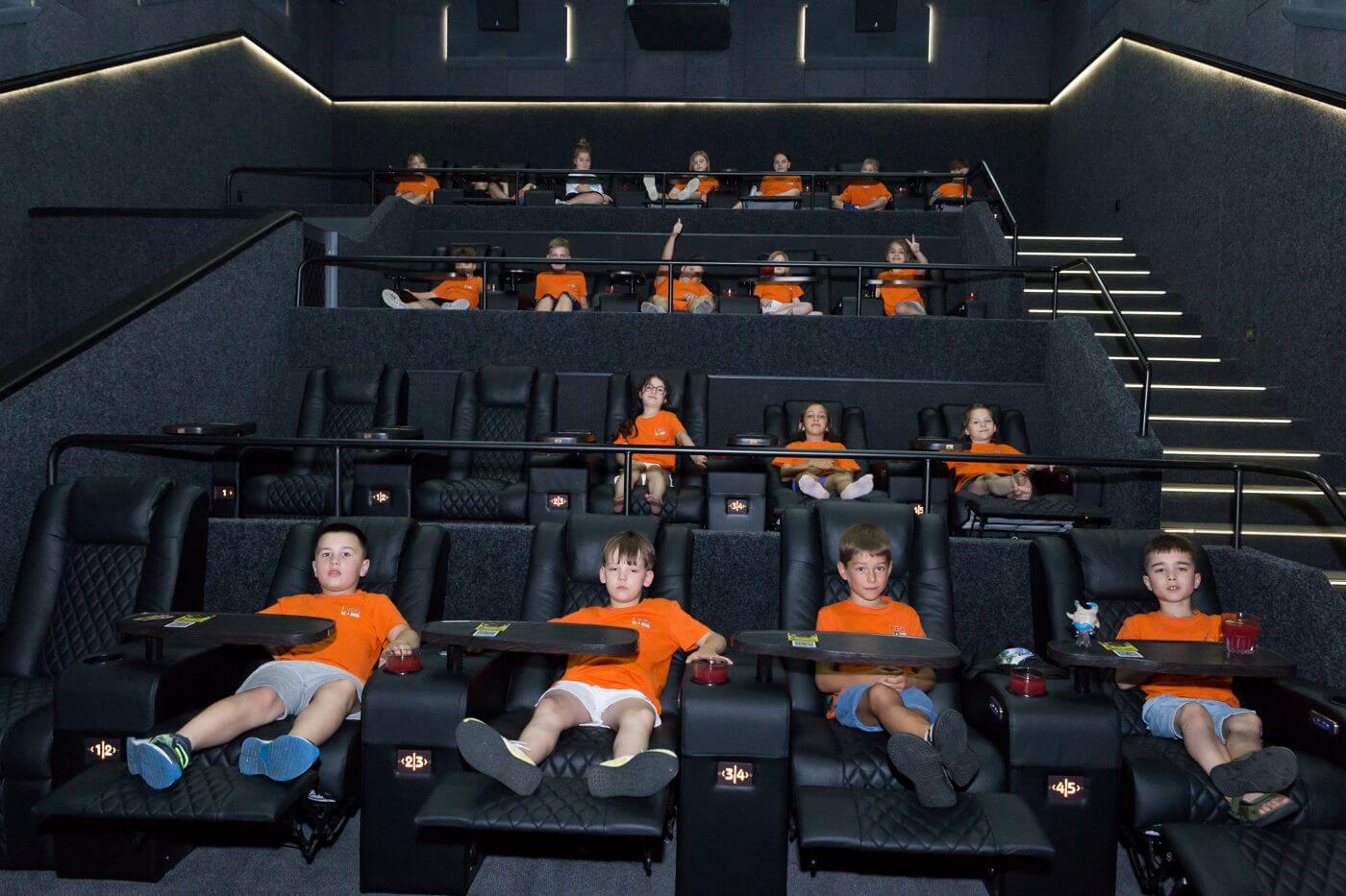 перегляд кіно у таборі LEOCAMP