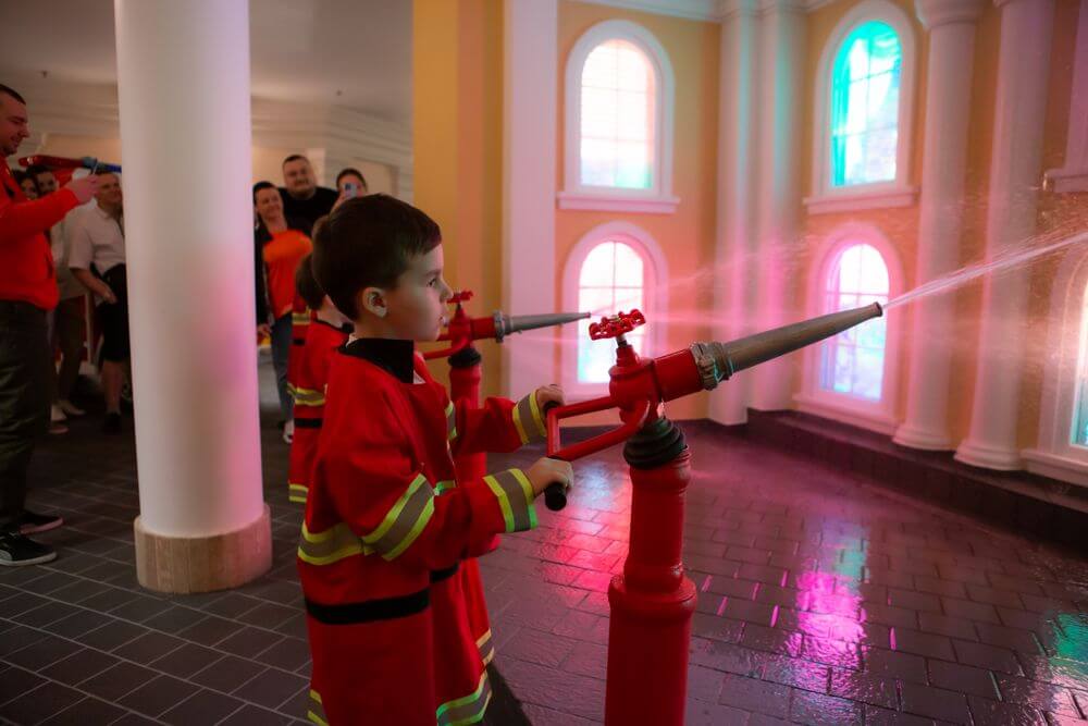 Діти в формі пожежника
