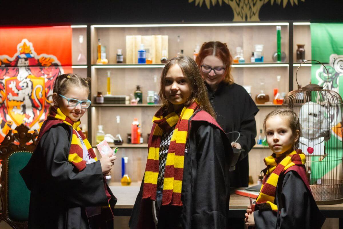 Юні чарівниці у школі магії LEOCAMP