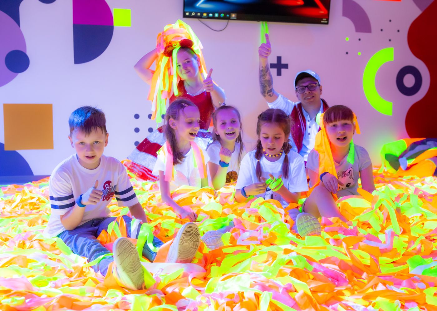 Неонове стрічкове шоу