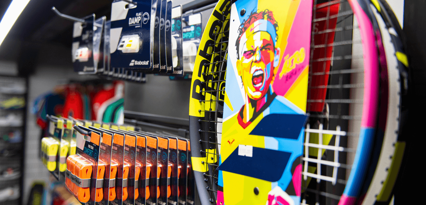 Тенісні ракетки на стіні в LEOSPORT Shop